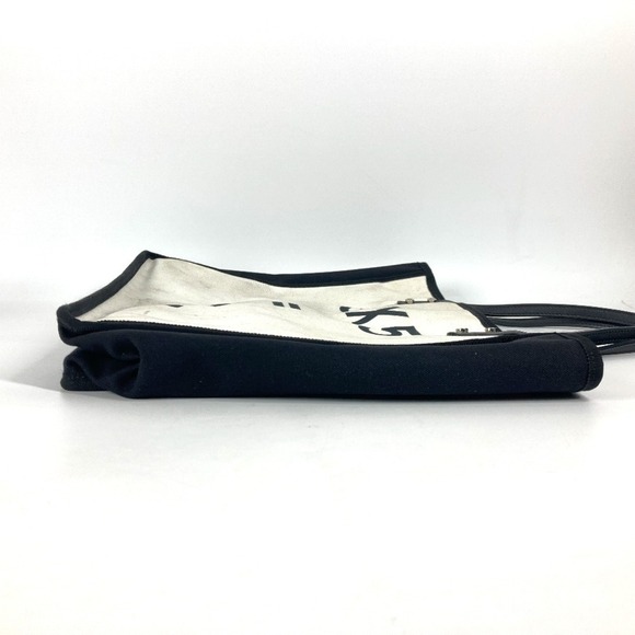 CHANEL Black Leather Shoulder Bag - Picture 3 of 16